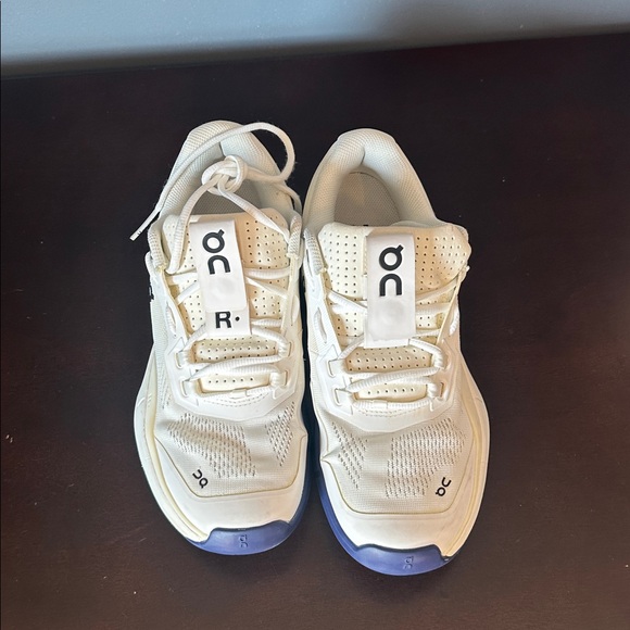 On Running Shoes - On cloud the Roger pro tennis shoes size w9.5